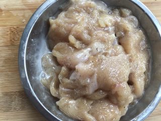 5、少油减脂菜，彩蔬鸡肉盏,加淀粉和水，抓均匀腌15分钟。