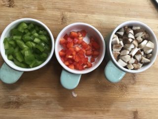 6、少油减脂菜，彩蔬鸡肉盏,各种蔬菜全部切粒状。