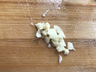 7、少油减脂菜，彩蔬鸡肉盏,蒜蓉切好。