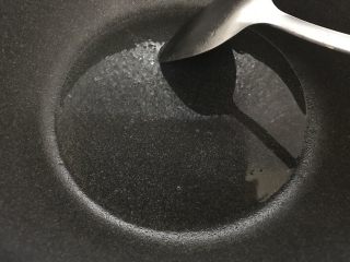 8、少油减脂菜，彩蔬鸡肉盏,中火，炒锅，倒入少量油。