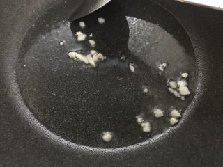 9、少油减脂菜，彩蔬鸡肉盏,先下蒜蓉炒香。