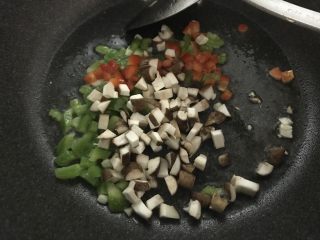 10、少油减脂菜，彩蔬鸡肉盏,再把彩蔬粒全部倒入翻炒。