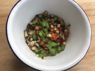 12、少油减脂菜，彩蔬鸡肉盏,炒到断生就可以盛出备用了。