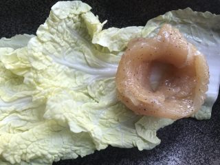 13、少油减脂菜，彩蔬鸡肉盏,取一个大盘，把两三天鸡肉条整成一个漩涡状，漏底也没关系，控制不好可以用牙签固定。