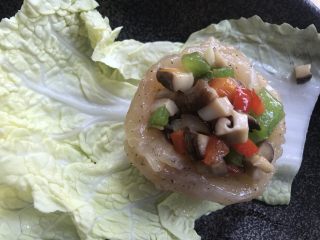 14、少油减脂菜，彩蔬鸡肉盏,用小勺把彩蔬勺进鸡肉里，不要太多。