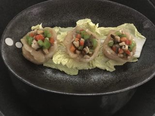 16、少油减脂菜，彩蔬鸡肉盏,大火，蒸锅水烧开，放上鸡肉盏。蒸8-10分钟。