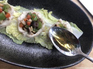 17、少油减脂菜，彩蔬鸡肉盏,蒸好后，每盏淋一点点芝麻油增香。
