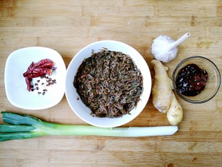1、酱爆小河虾,准备食材。