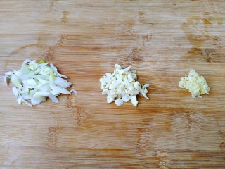 2、酱爆小河虾,葱姜蒜切沫。