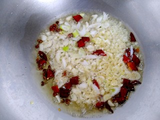 6、酱爆小河虾,再放入葱姜蒜爆香。