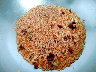 7、酱爆小河虾,放入小河虾，翻炒变色。