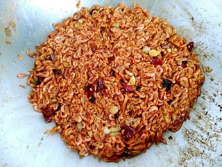 11、酱爆小河虾,继续翻炒，至锅中水分减少，略干。