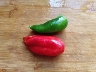 6、牛肉筷子萝卜,青红椒各一个;