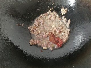 11、牛肉筷子萝卜,再调入一勺豆瓣酱和黄豆酱炒均匀;