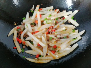 15、牛肉筷子萝卜,最后调入适量生抽、胡椒和鸡精炒均匀,洒葱花起锅装盘,将剩下的另一半牛肉丁倒在上面即成。