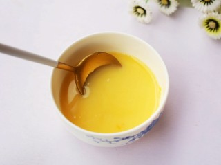 2、香蕉牛奶烤燕麦,鸡蛋磕入碗中搅拌均匀。