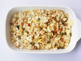 5、香蕉牛奶烤燕麦,香蕉泥中倒入适量的水果燕麦片。