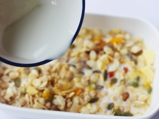 7、香蕉牛奶烤燕麦,倒入牛奶。