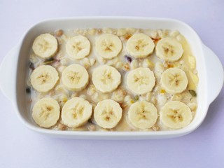 9、香蕉牛奶烤燕麦,码入盘中。