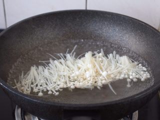 3、番茄金针菇肥牛卷,金针菇清洗干净，去根，撕成小朵，放在开水里汆烫30s捞出来备用，