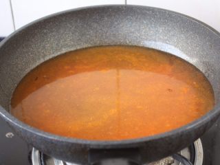 10、番茄金针菇肥牛卷,放入适量的水。