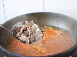 12、番茄金针菇肥牛卷,放入肥牛卷。