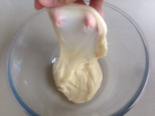 5、植物油版绿豆酥饼,和好的水油皮能拉出薄膜,放冰箱冷藏30分钟