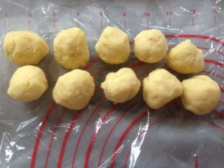 6、植物油版绿豆酥饼,将绿豆馅分成每个25克,搓圆,盖保鲜膜备用