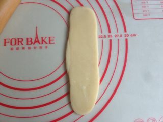 14、植物油版绿豆酥饼,用擀面杖擀成长一点的牛舌状