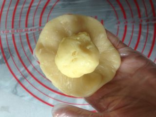 18、植物油版绿豆酥饼,擀成中间厚四周薄的圆形面皮,中间放入绿豆馅