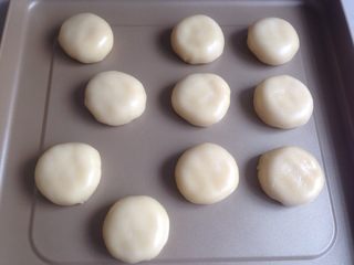 20、植物油版绿豆酥饼,收口朝下,放在东菱K40C烤箱自带的不粘烤盘上,再压扁一下