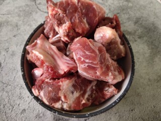 1、#猪年#酱烧山药排骨煲,准备好一份新鲜的排骨备用