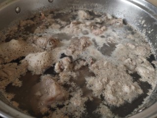 3、#猪年#酱烧山药排骨煲,煮开去血末子