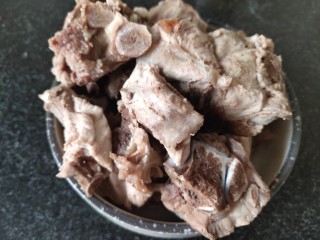 4、#猪年#酱烧山药排骨煲,捞出沥水备用