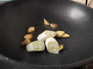 5、#猪年#酱烧山药排骨煲,锅里放少许油，加葱姜炒香