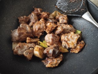 7、#猪年#酱烧山药排骨煲,之后放入一大勺蒜蓉辣酱炒匀