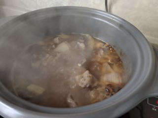 10、#猪年#酱烧山药排骨煲,一小时后排骨香气扑鼻，肉几乎也熟透时