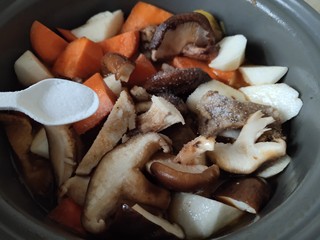 12、#猪年#酱烧山药排骨煲,直接加入到锅里，同时加入食盐