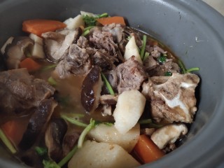 14、#猪年#酱烧山药排骨煲,加少许香菜，即可关火！