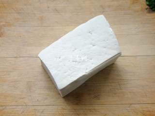 1、清炒豆腐块 鲜嫩可口又入味 最快手的豆腐炒法,家常豆腐1块，老豆腐嫩豆腐均可，嫩豆腐的口感更加鲜嫩一些，老豆腐稍微带点嚼劲。