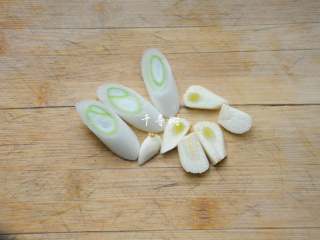 3、清炒豆腐块 鲜嫩可口又入味 最快手的豆腐炒法,葱蒜切片备用。