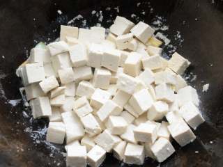 5、清炒豆腐块 鲜嫩可口又入味 最快手的豆腐炒法,豆腐轻轻翻炒几下，尽量不要把豆腐铲碎了。