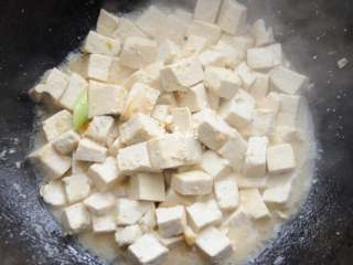 7、清炒豆腐块 鲜嫩可口又入味 最快手的豆腐炒法,大火稍微收下汁，由于加了蚝油，汁水会稍微浓点，非常漂亮。