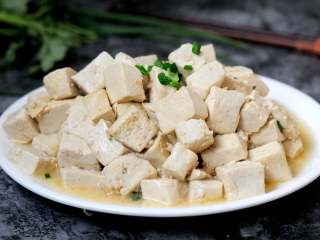 8、清炒豆腐块 鲜嫩可口又入味 最快手的豆腐炒法,一盘鲜嫩可口又非常入味的清炒豆腐就端上桌了。