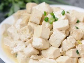 9、清炒豆腐块 鲜嫩可口又入味 最快手的豆腐炒法,炒豆腐过程中要避免过多的翻炒，那样会让豆腐太碎，炒出来不好看。