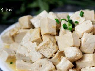 11、清炒豆腐块 鲜嫩可口又入味 最快手的豆腐炒法,清炒豆腐细节图欣赏。