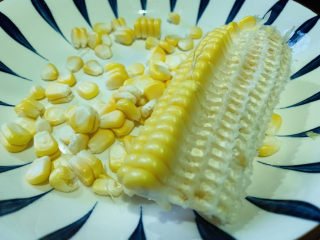 3、玉米炒虾仁,玉米拜成两瓣，剥粒