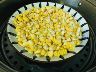 4、玉米炒虾仁,上锅蒸