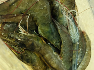 6、玉米炒虾仁,鲜虾待用