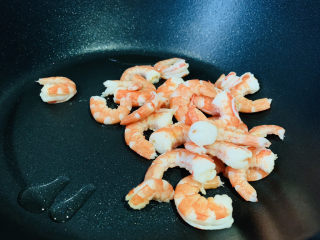 11、玉米炒虾仁,加入虾仁